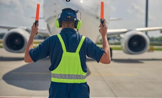 Tukang Parkir Pesawat (Marshaller): Peran Penting dalam Keselamatan dan Pengaturan Penerbangan di Bandara