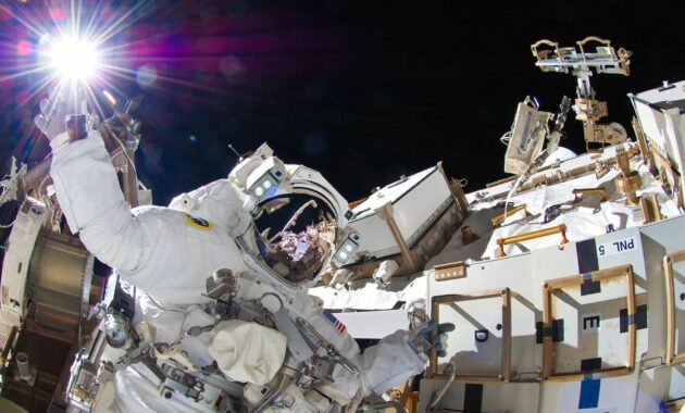 Menguak Penghasilan Para Penjelajah Antariksa - Gaji Astronot