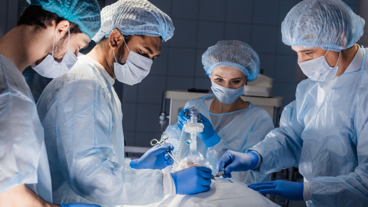 Berapa Gaji Dokter Bedah