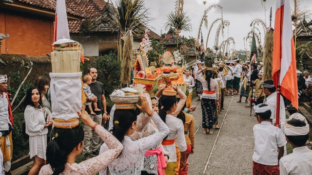 Tradisi dan Adat Istiadat