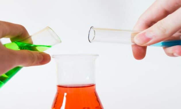 Eksperimen Reaksi Kimia Sederhana: Membuat Ilmu Kimia Menjadi Menyenangkan