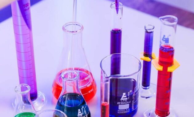 Memahami Sifat Fisik dan Kimia Zat: Fondasi Dasar dalam Ilmu Kimia