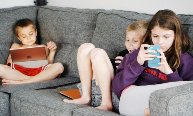 Penggunaan Gadget oleh Anak