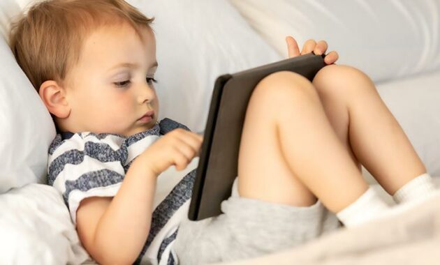 Screen Time pada Anak: Dampak dan Cara Mengelolanya