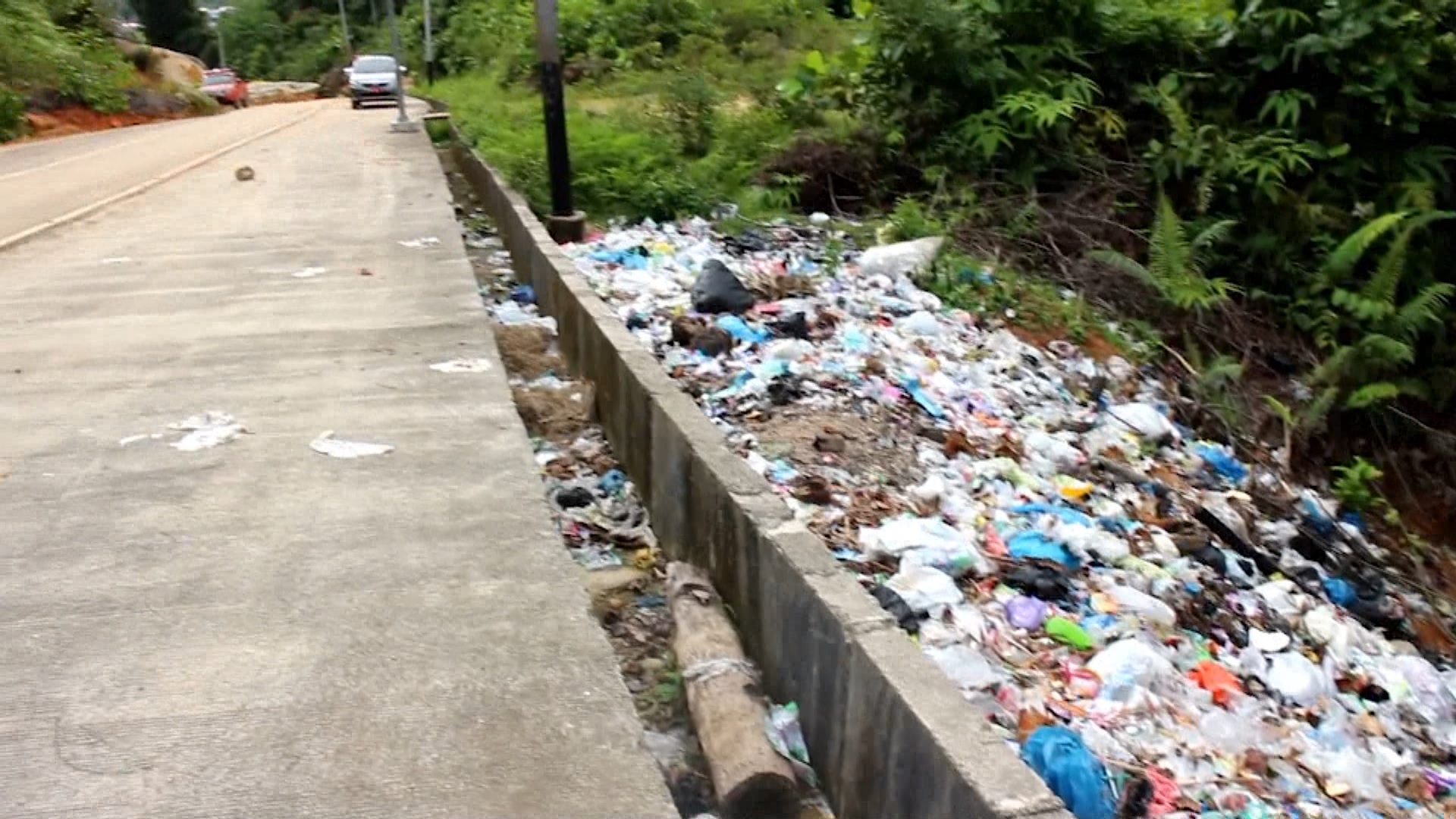 Membuang sampah sembarangan