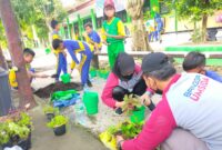 Siswa menjaga lingkungan