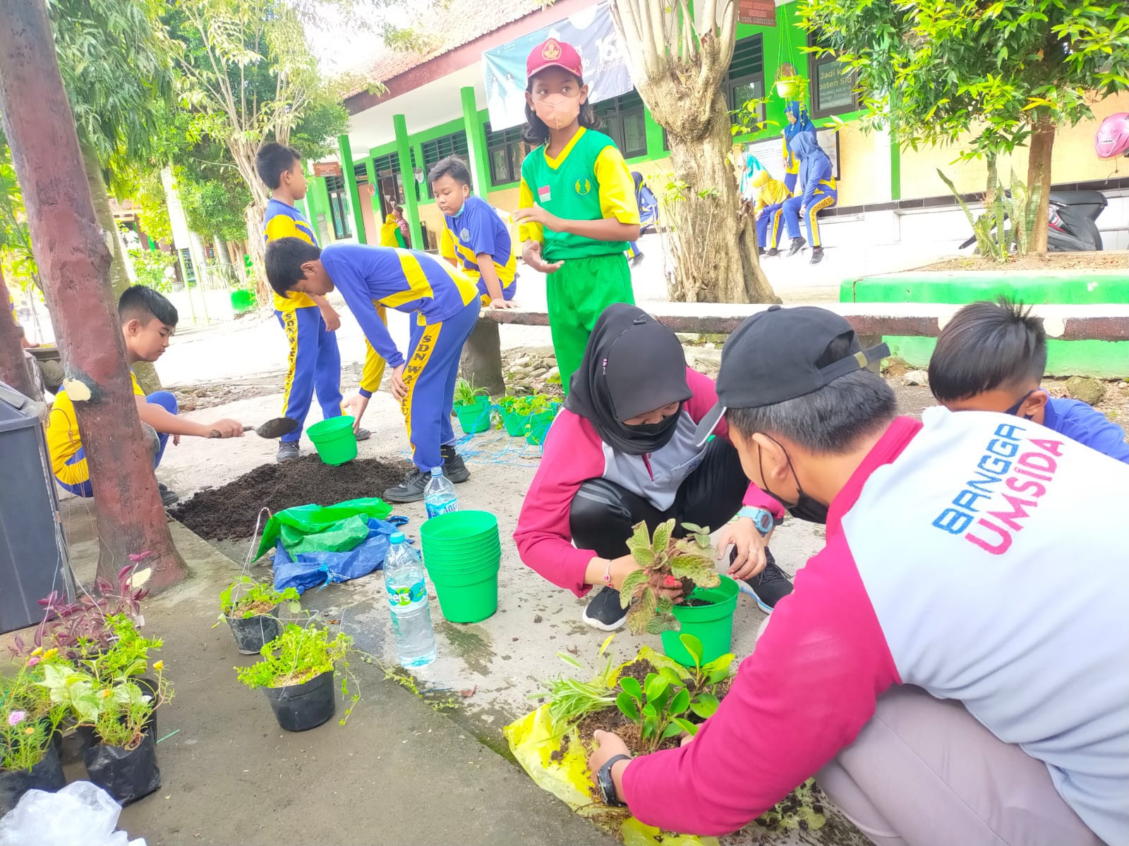Siswa menjaga lingkungan