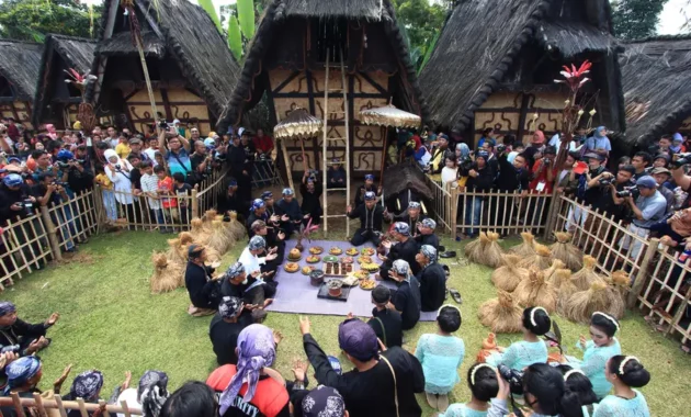 Dinamika Tradisi Adat